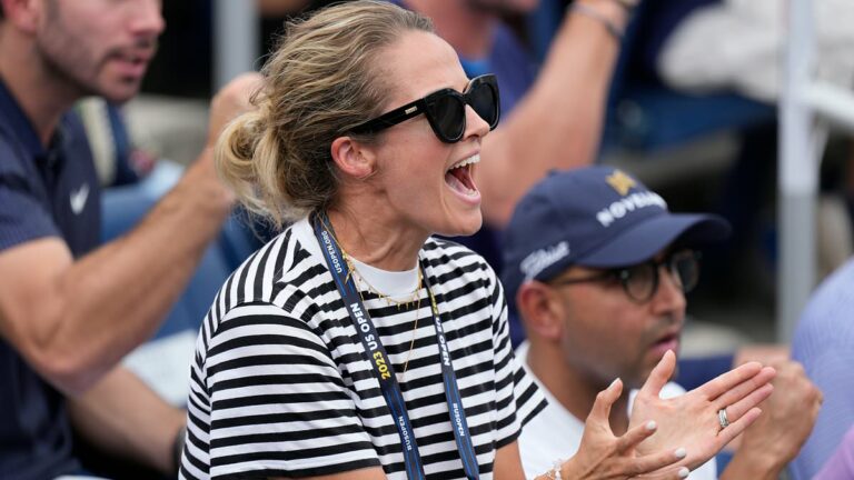 Ecstatic-Kim-Sears-cheers-on-husband-Andy-Murray-at-US-Open.jpg
