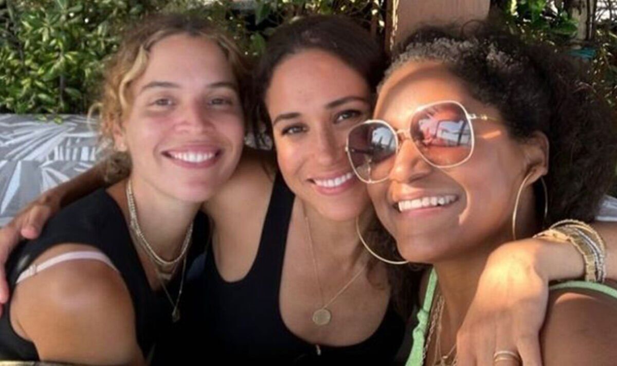 Harry-spotted-wearing-wedding-band-after-Meghan-seen-without-engagement-ring.jpg