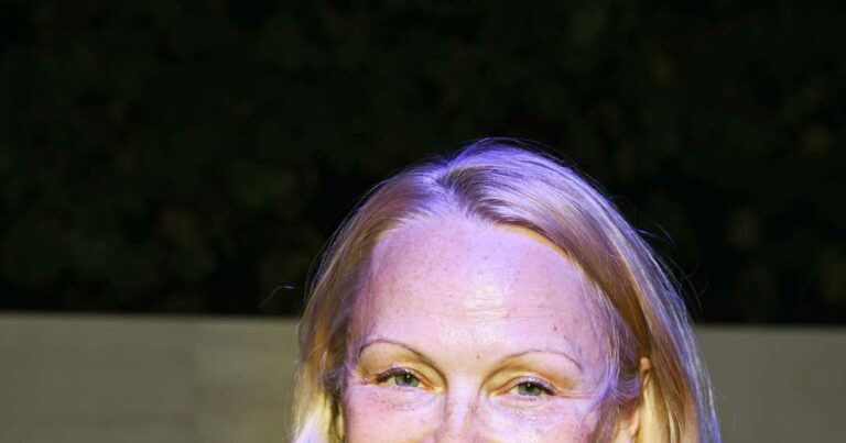 03990s-TV-star-reveals-new-look-in-Paris-at-56-The-best-pictures.jpg