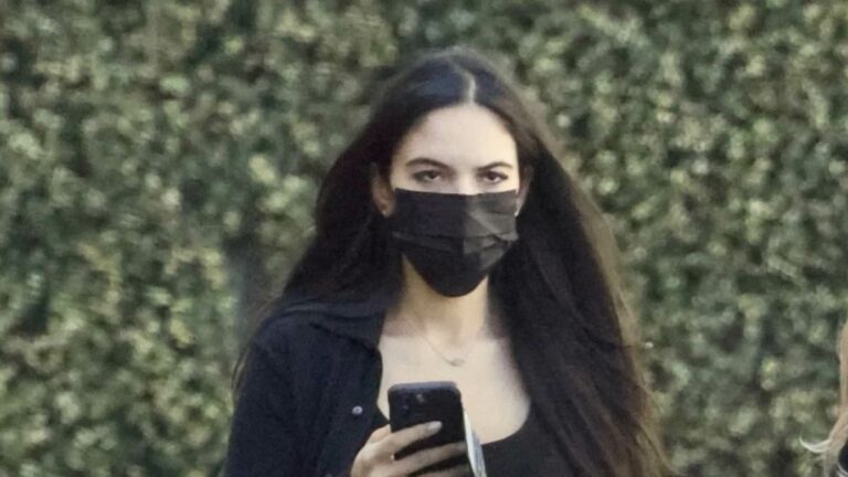 Al-Pacinoaposs-83-baby-mama-Noor-Alfallah-29-steps-out-in-LA.jpg