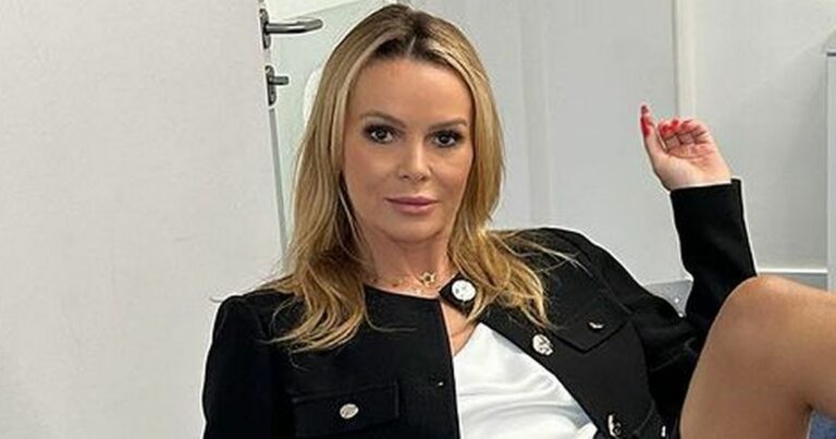 Amanda-Holden-puts-on-leggy-display-in-slinky-black-skirt-for-glam-office-snap.jpg