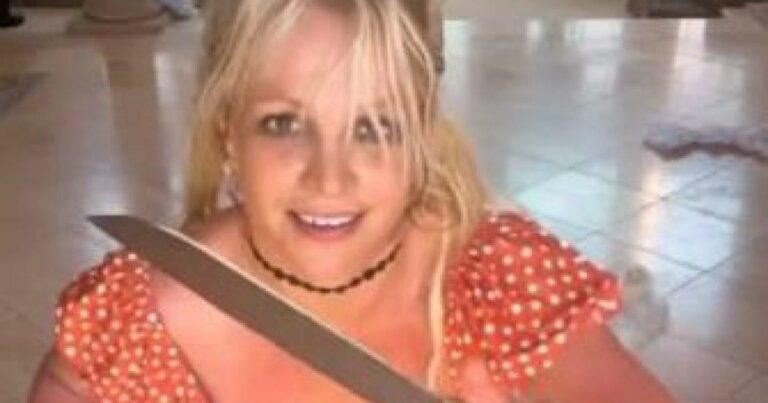 Britney-Spears-waves-knives-around-in-latest-video-and-tells-fans-not-to-worry.jpg