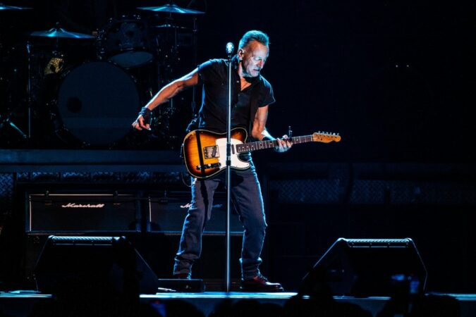 Bruce-Springsteen-Postpones-September-Tour-Dates-For-Ulcer-Treatment.jpg
