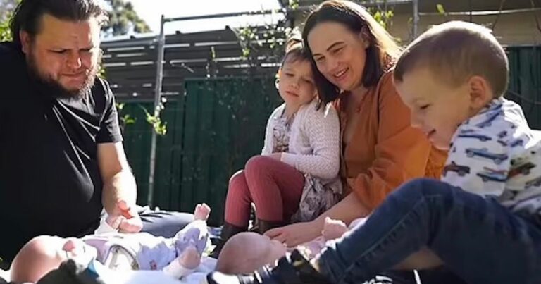 Doctors-stunned-as-mum-falls-pregnant-twice-in-three-weeks-–-and-has-both-babies.jpg