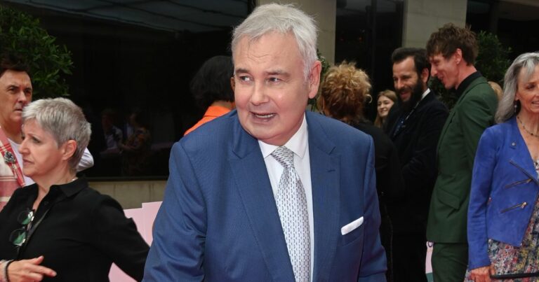 Eamonn-Holmes-stretched-on-rack-in-new-pic-amid-health-update-.jpg