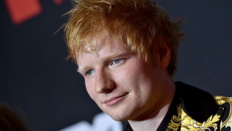 Ed-Sheeran-Delivers-Courtney-Cox-A-Kitchen-Surprise-With-Friends-Tribute-Song.jpg