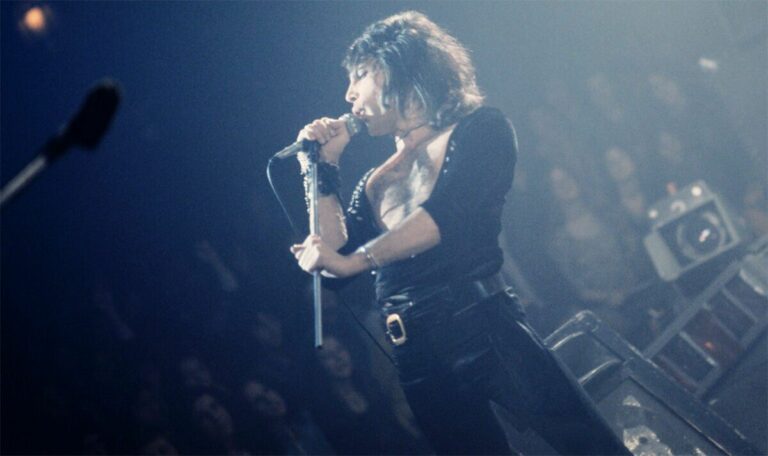 Freddie-Mercury-performs-In-the-Lap-of-the-Gods-in-rare-Queen-live-footage.jpg
