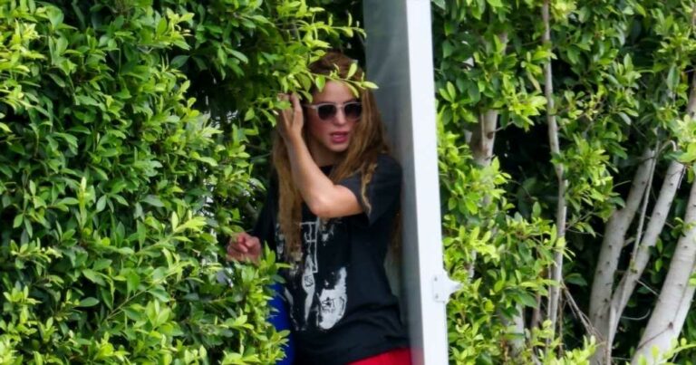 Global-music-star-capable-of-popping-up-whenever-wherever-more-pics-to-make-you-giggle.jpg
