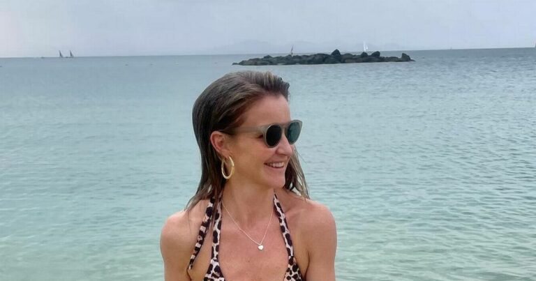 Helen-Skelton-parades-figure-in-plunging-swimsuit-as-fans-gush-over-happy-snap.jpg