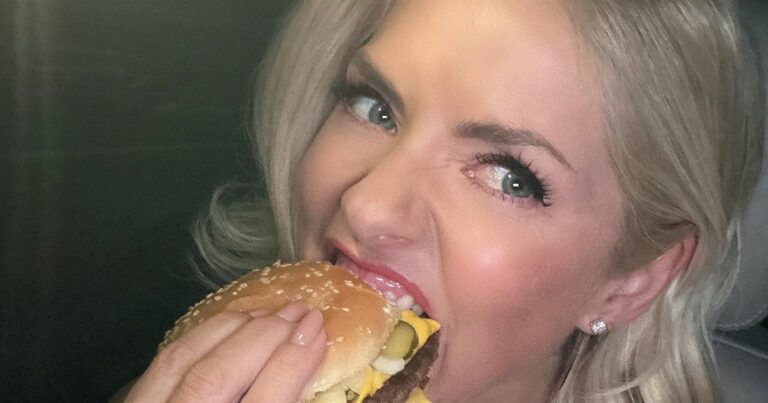 Holly-Willoughby-eats-burger-and-poses-with-The-Repair-Shops-Jay-Blades-after-NTA-loss.jpg
