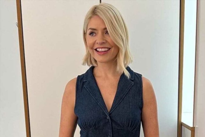Holly-Willoughby-looks-amazing-in-plunging-denim-dress-after-This-Morning-return-backlash-The-Sun.jpg