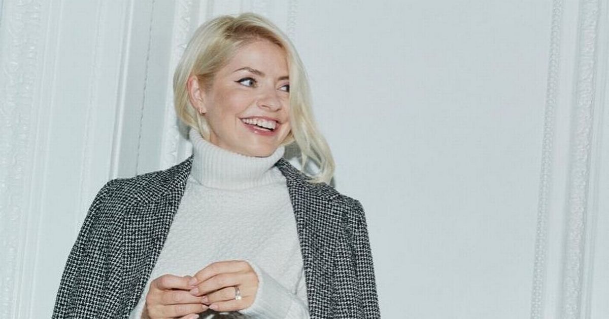 Holly-Willoughby-shows-130-MampS-look-and-asks-fans-to-keep-an-eye-for-my-pick.jpg
