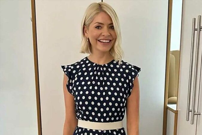 Holly-Willoughby-wears-bold-outfit-on-This-Morning-as-she-returns-after-7-weeks-off-screen-The-Sun.jpg