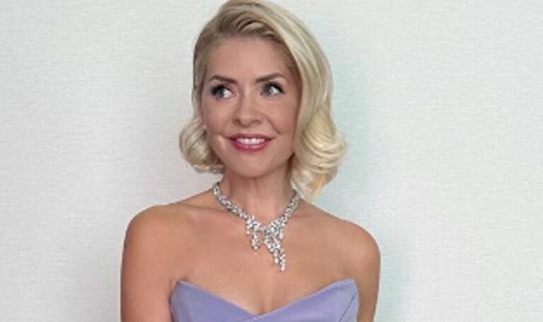 Holly-Willoughby-wows-at-NTAs-without-Schofield-one-year-after-being-booed.jpg