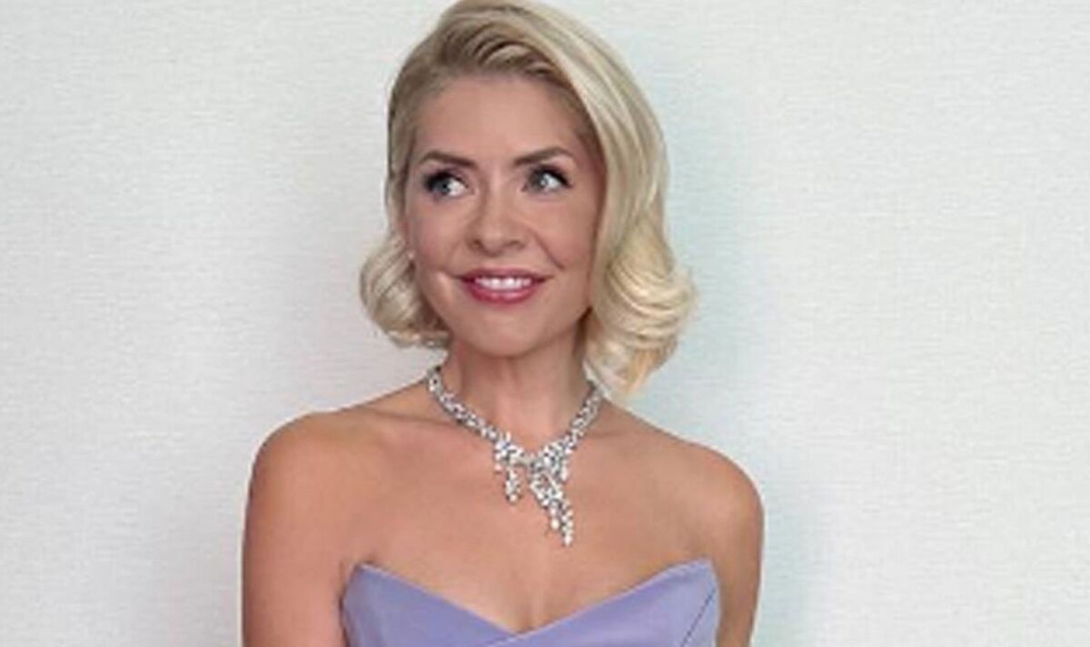 Holly-Willoughby-wows-at-NTAs-without-Schofield-one-year-after-being-booed.jpg