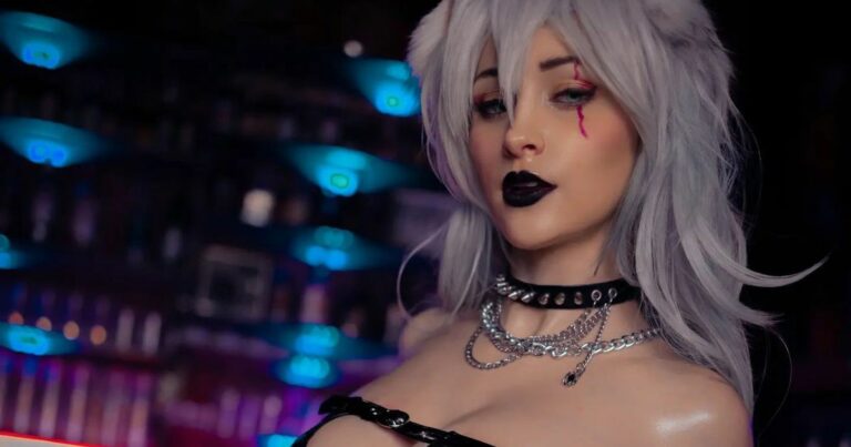 I-make-55k-a-month-dressing-in-sexy-costumes-–-but-guys-are-intimated-by-it.jpg