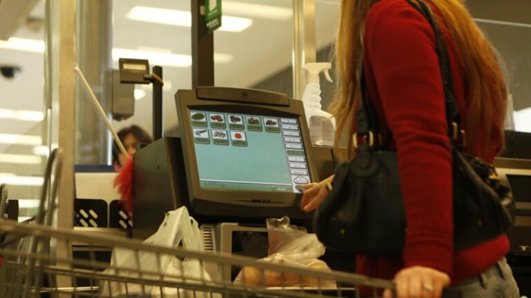 Jobs-market-slips-as-consumers-struggle-to-make-ends-meet.jpg
