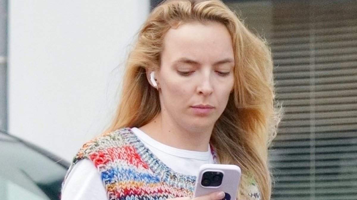 Jodie-Comer-steps-out-in-London.jpg