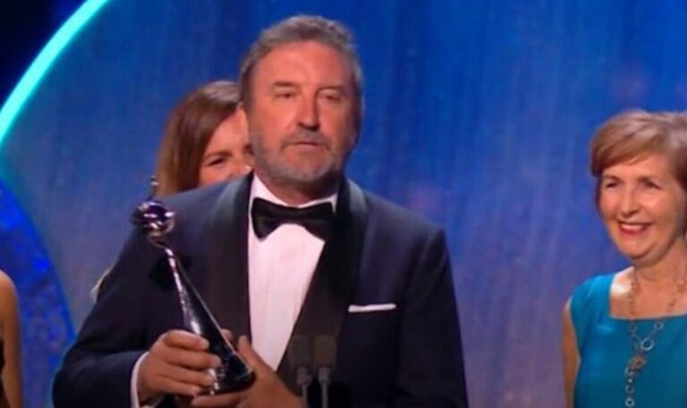 Lee-Mack-faces-calls-to-be-cancelled-after-painful-Jill-Scott-joke-at-NTAs.jpg