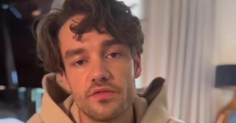 Liam-Paynes-mum-fights-tears-and-is-worried-sick-as-hes-rushed-to-hospital.jpg