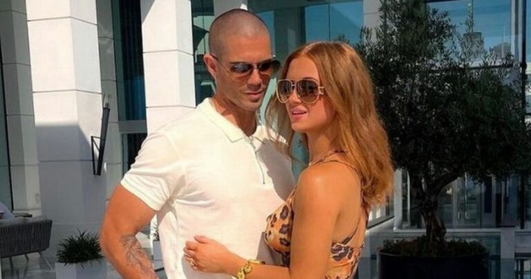 Maisie-Smith-flashes-abs-in-selfie-during-sunny-holiday-with-boyfriend-Max-George.jpg