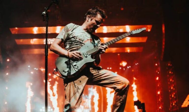 Muse-at-Manchesters-AO-Arena-review-the-band-at-their-playful-best.jpg