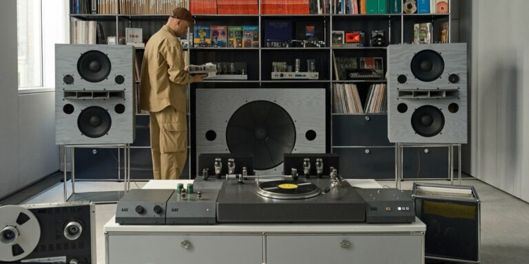 OJAS-and-USM-Modular-Furniture-Debut-Unique-039Listening-Room039.jpg