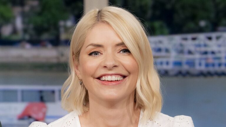 Phillip-Schofieldaposs-daughters-unfollow-Holly-Willoughby.jpg
