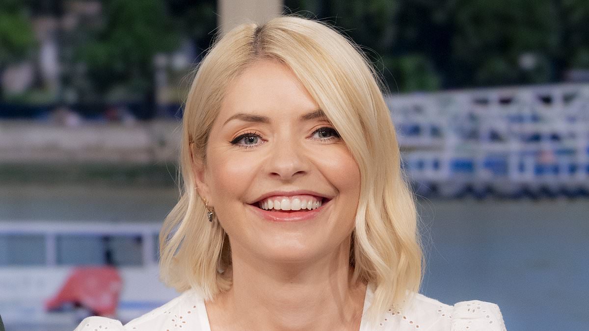 Phillip-Schofieldaposs-daughters-unfollow-Holly-Willoughby.jpg