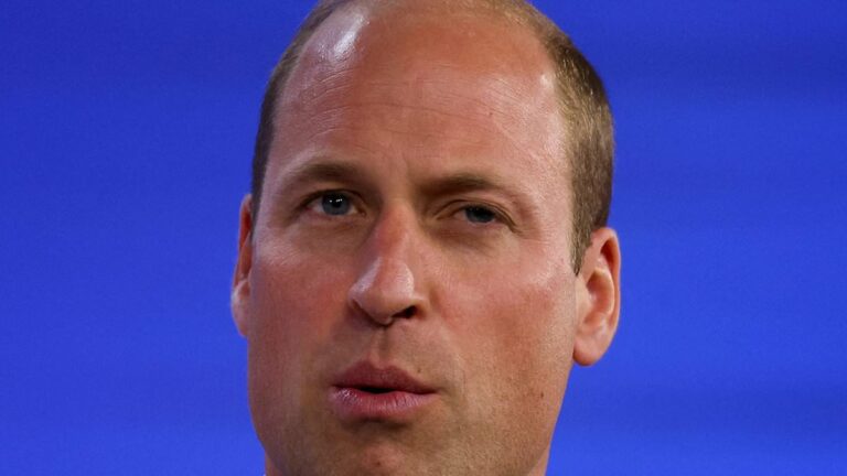 Prince-William-jokes-with-60-year-old-tourists-that-theyaposre-aposrowdyapos.jpg