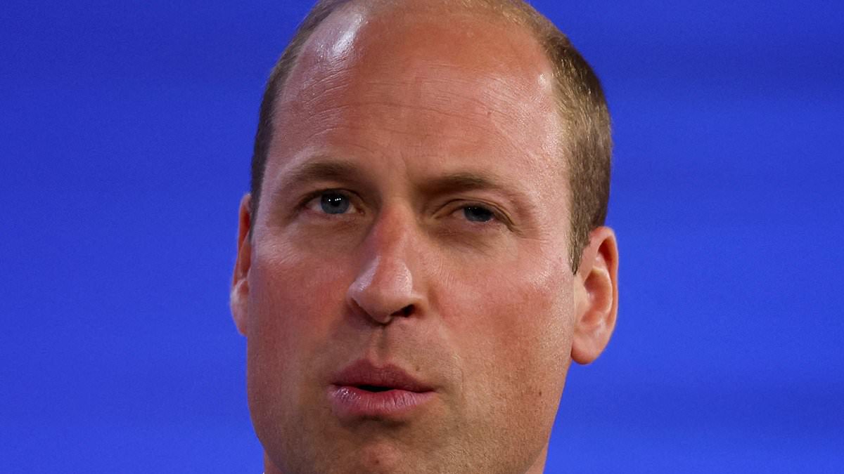 Prince-William-jokes-with-60-year-old-tourists-that-theyaposre-aposrowdyapos.jpg