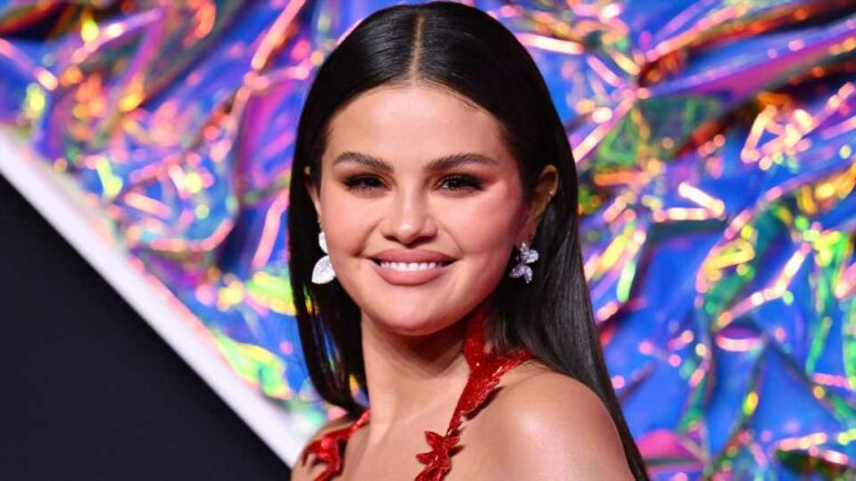 Selena-Gomez-shows-off-curves-in-very-low-cut-red-dress-on-VMAs-pink-carpet-The-Sun.jpg