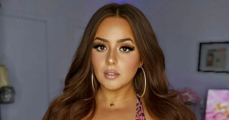 Size-22-model-flaunts-stretch-marks-in-bra-to-show-theyre-beautiful.jpg