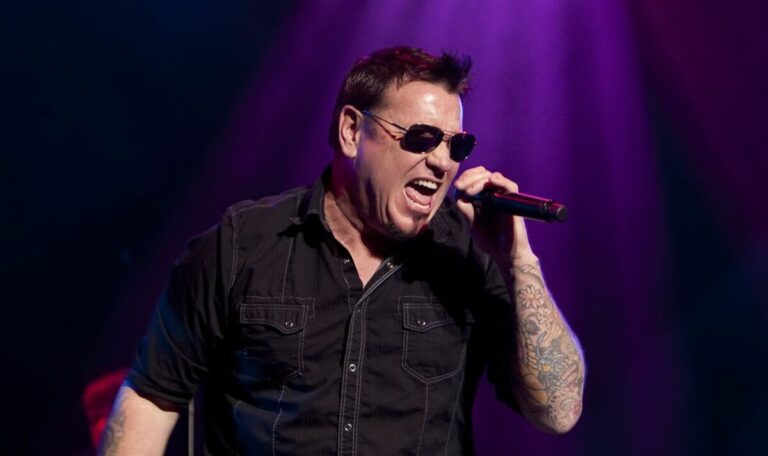 Smash-Mouth-singer-Steve-Harwell-tragically-dies-after-devastating-health-issues.jpg