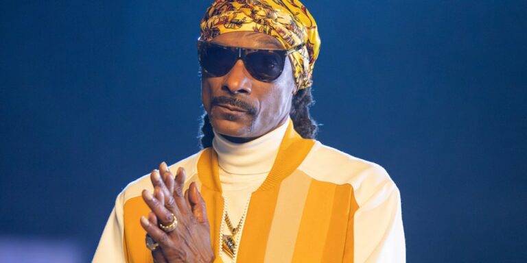 Snoop-Dogg-Chris-Stapleton-and-Cindy-Blackman-Santana-Revamp-quotIn-the-Air-Tonightquot-For-039Monday-Night-Football039.jpg