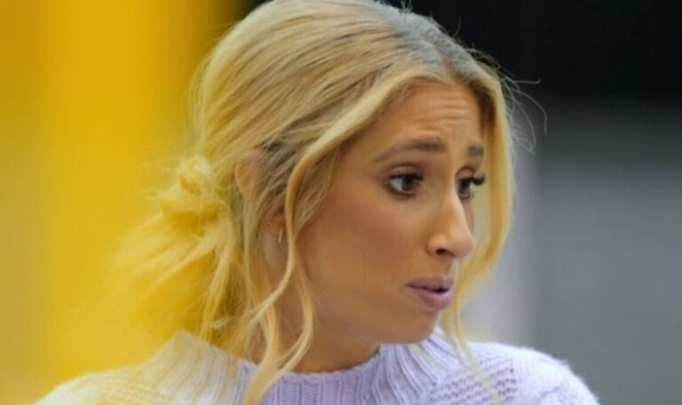 Stacey-Solomon-rushes-to-comfort-Sort-Your-Life-Out-guest-as-she-breaks-down.jpg