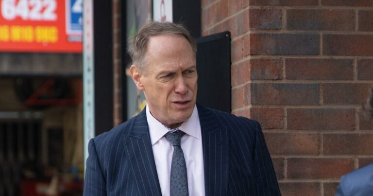 Stephen-on-the-hunt-for-his-next-victim-to-cover-up-his-other-murders-in-Corrie.jpg
