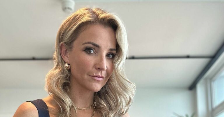 Strictlys-Helen-Skelton-wows-fans-as-she-shows-off-toned-figure-in-tiny-bikini.jpg