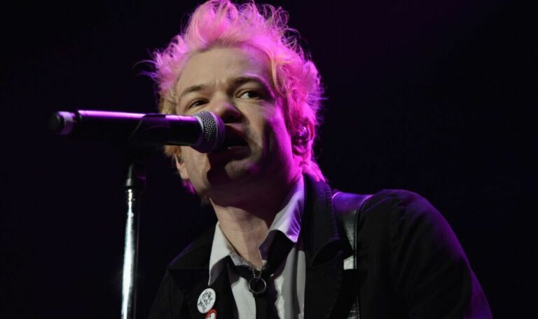 Sum-41s-Deryck-Whibley-spends-entire-night-in-the-ER-after-pneumonia-scare.jpg