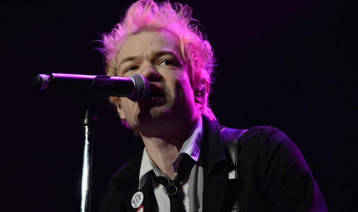 Sum-41s-Deryck-Whibley-spends-entire-night-in-the-ER-after-pneumonia-scare.jpg