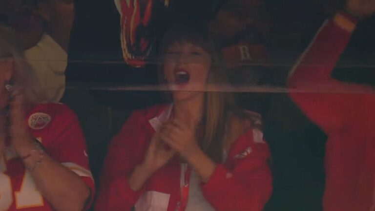 Taylor-Swift-Watching-Chiefs-Game-In-Person-with-Travis-Kelce039s-Mom.jpg