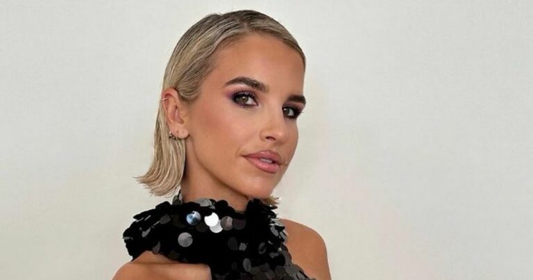 This-26-plumping-lipstick-is-the-secret-to-Vogue-Williams-NTAs-glossy-pout.jpg