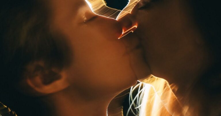 This-is-what-counts-as-a-sexless-relationship-according-to-a-therapist.jpg