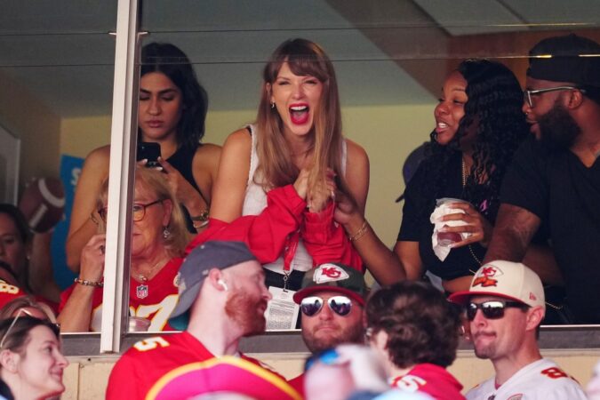 Watch-As-Taylor-Swift-Goes-Wild-amp-Shouts-Lets-Fing-Go-When-Travis-Kelce-Scores-TD-Against-Hapless-Bears-Fox-Switches-Out-Of-Blowout-At-Halftime.jpg