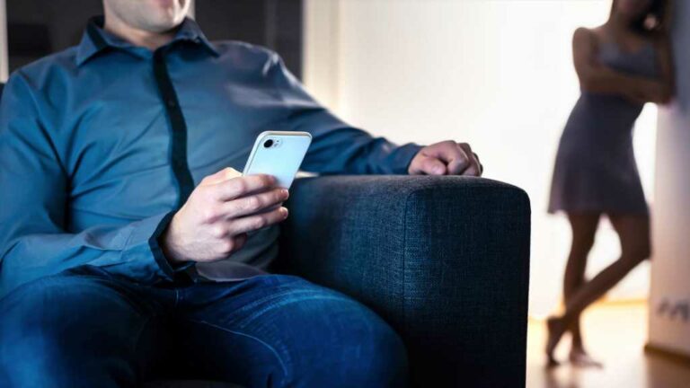 Wife-Discovers-Husband-Stole-Her-Identity-to-Catfish-Men-on-Tinder-But-She-Feels-At-Fault.jpg
