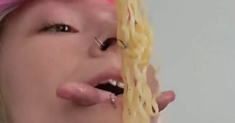 Woman-with-deepest-ever-split-tongue-scares-viewers-by-showing-how-she-eats.jpg