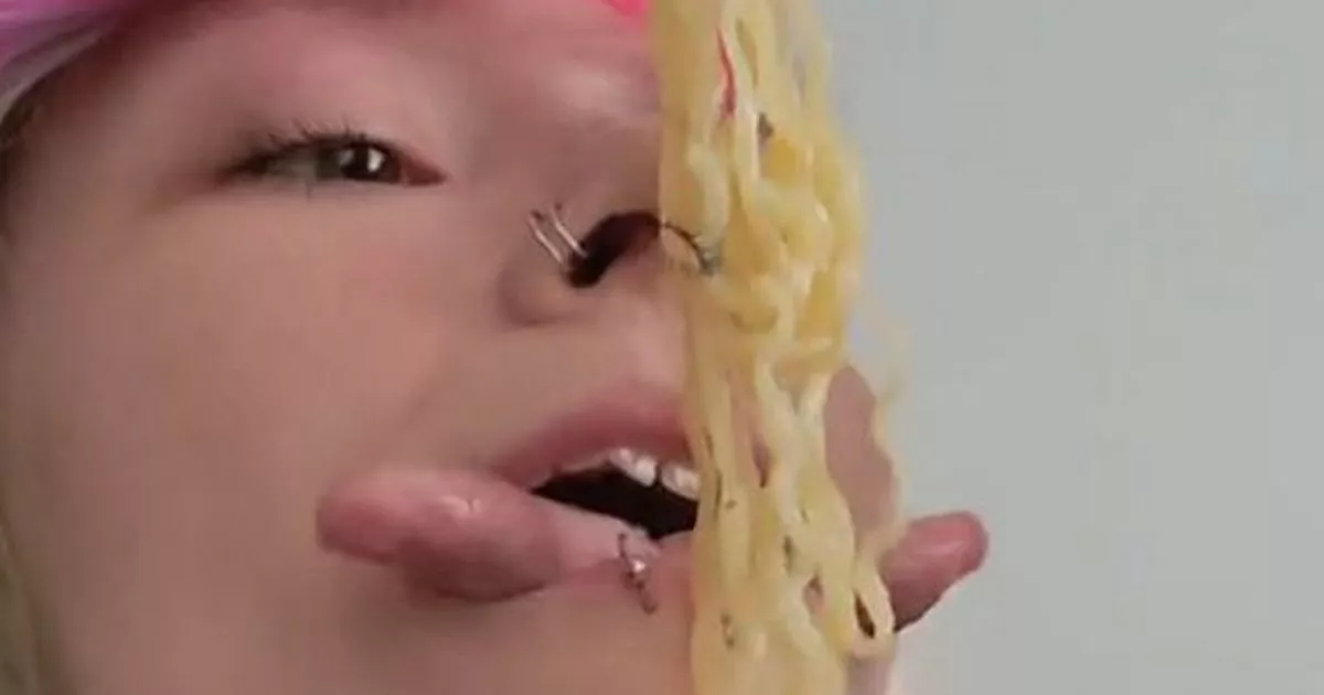 Woman-with-deepest-ever-split-tongue-scares-viewers-by-showing-how-she-eats.jpg
