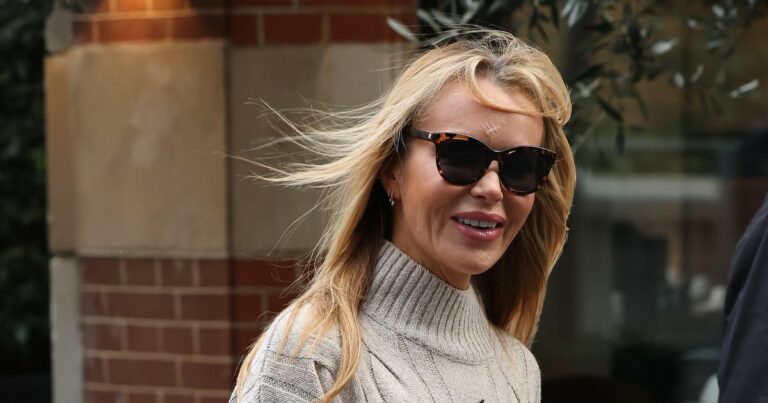 Amanda-Holden-flashes-toned-figure-as-crop-top-flies-up-in-jaw-dropping-work-pic.jpg