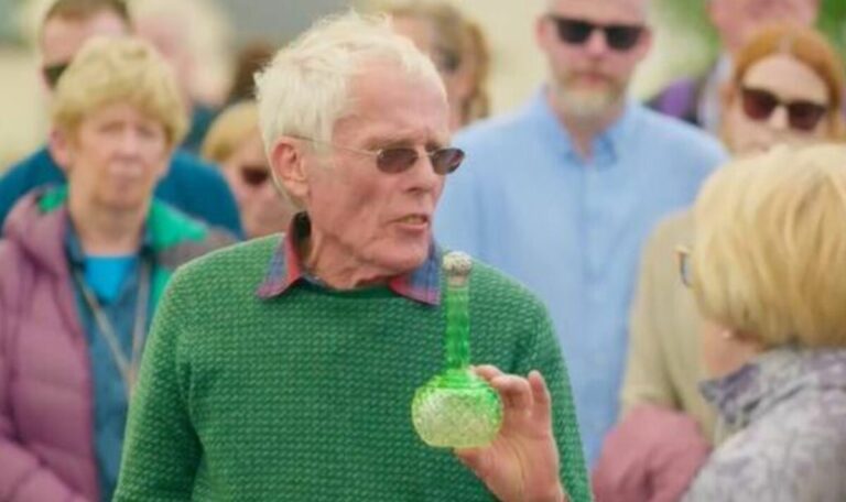 Antique-Roadshow-expert-takes-swipe-at-‘junk-bottle-after-disappointing-value.jpg