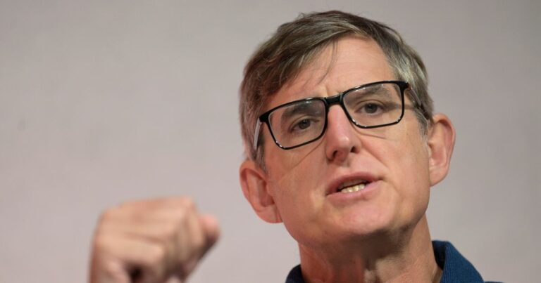 BBCs-Louis-Theroux-challenges-Piers-Morgan-to-a-stressful-boxing-match.jpg